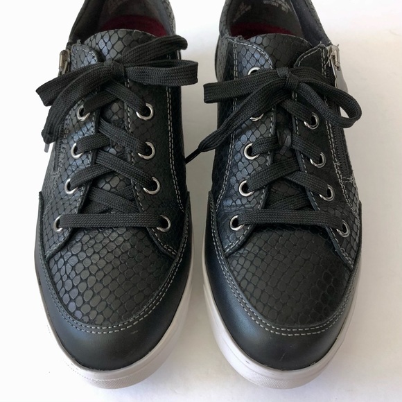Munro Gabbie Black Snake Print Leather Sneakers - Picture 4 of 15
